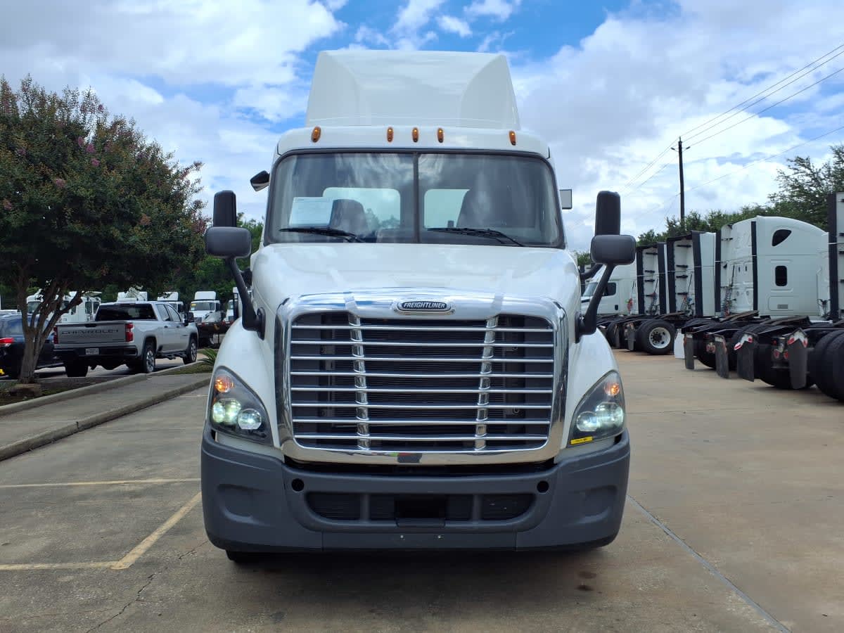 2015 Freightliner Cascadia in Houston, TX — photo 2