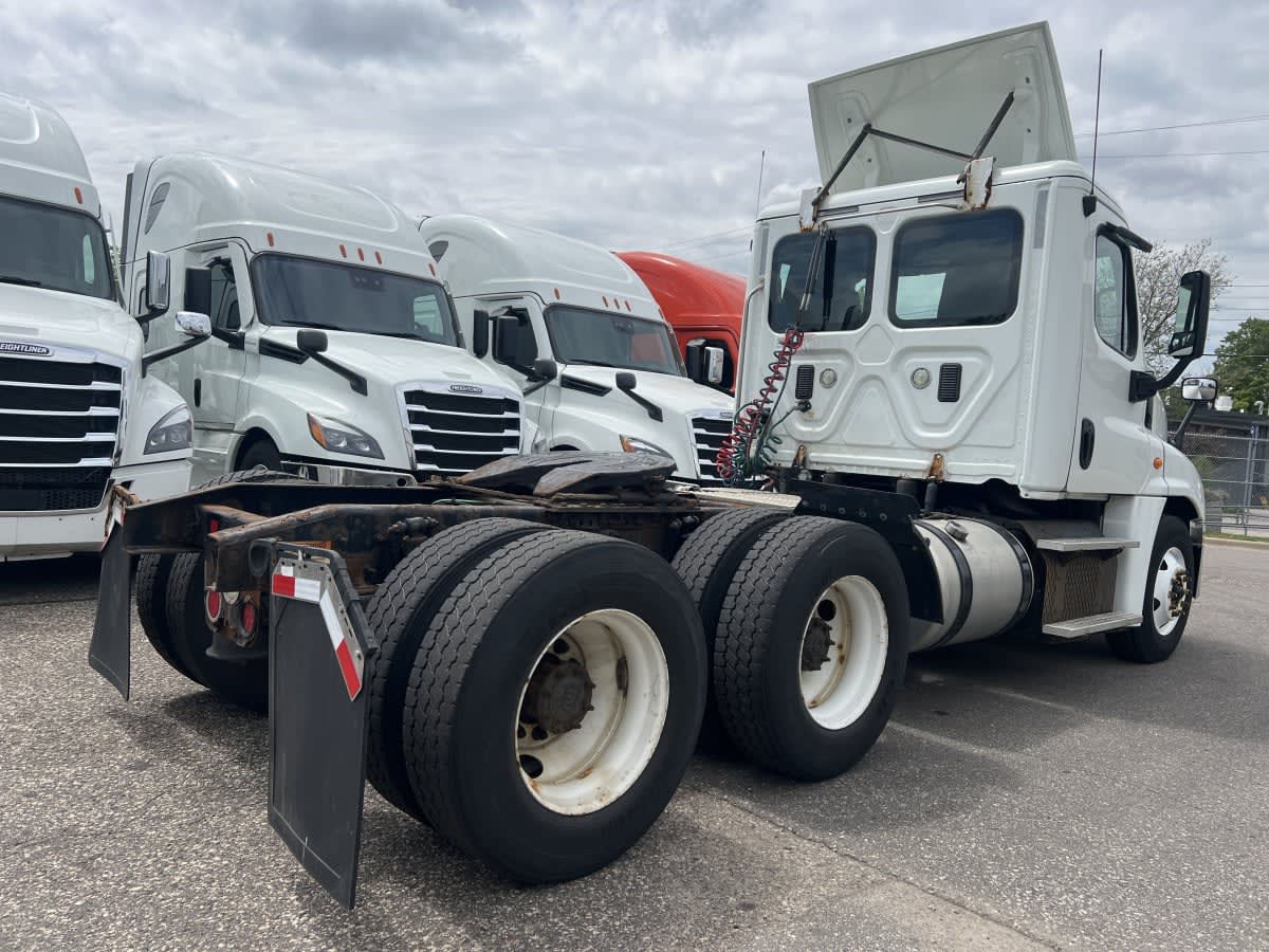 2016 Freightliner Cascadia in Minneapolis, MN — photo 4