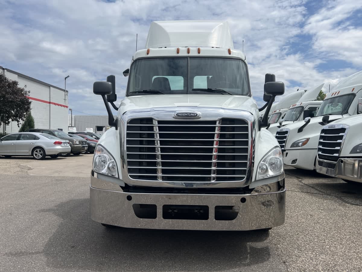 2016 Freightliner Cascadia in Minneapolis, MN — photo 2
