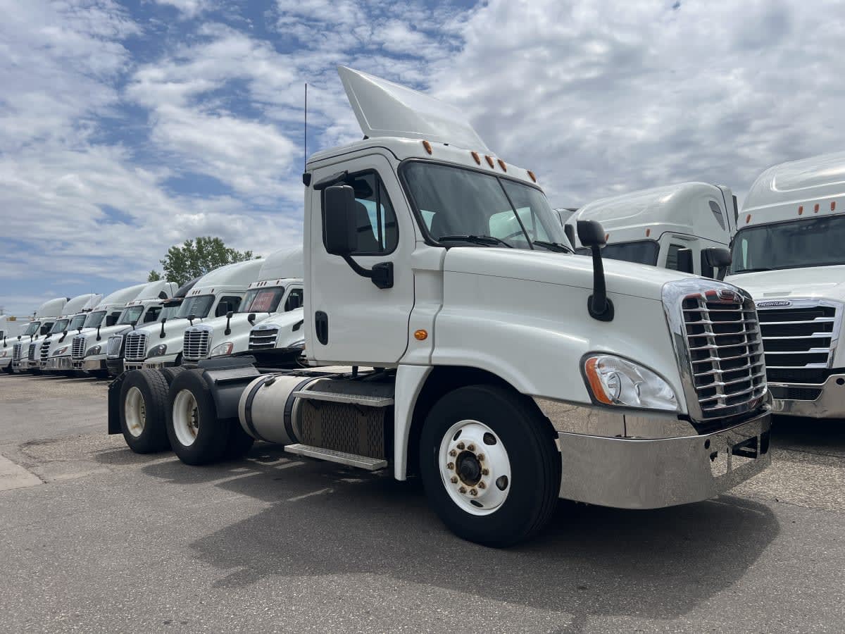2016 Freightliner Cascadia in Minneapolis, MN — photo 3