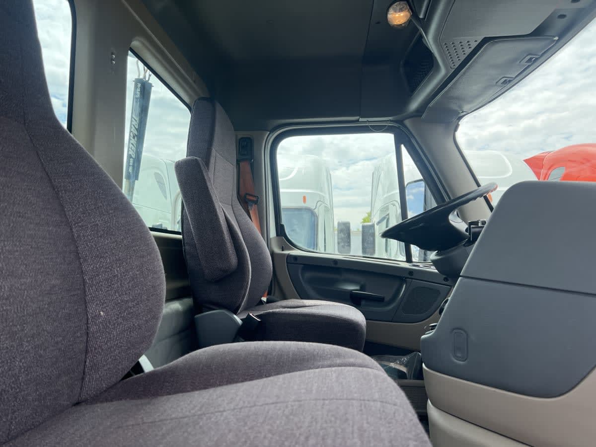 2016 Freightliner Cascadia in Minneapolis, MN — photo 7
