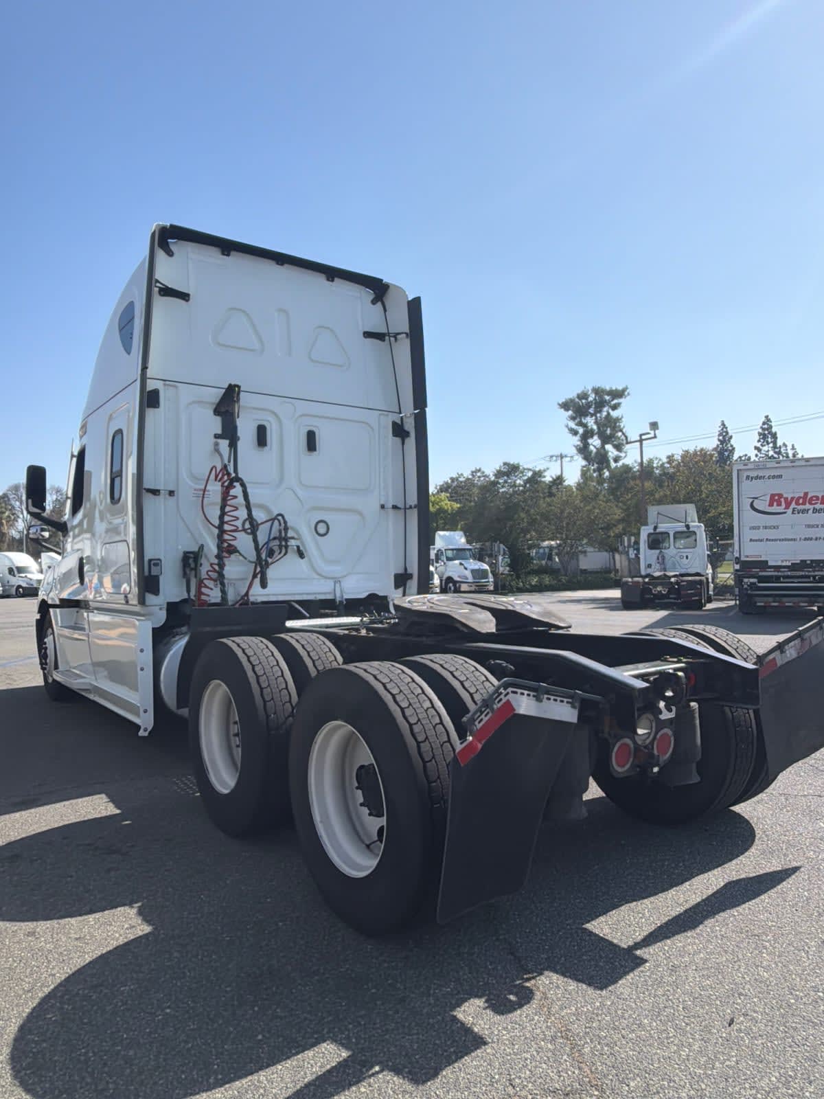 2023 Freightliner Cascadia in Pomona, CA — photo 6