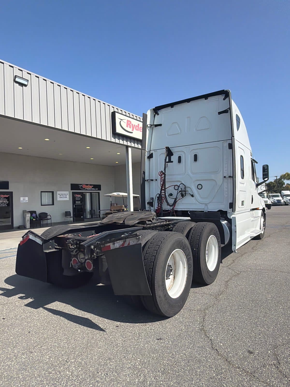 2023 Freightliner Cascadia in Pomona, CA — photo 4