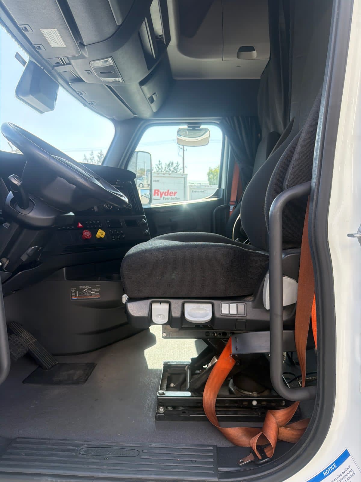 2023 Freightliner Cascadia in Pomona, CA — photo 7
