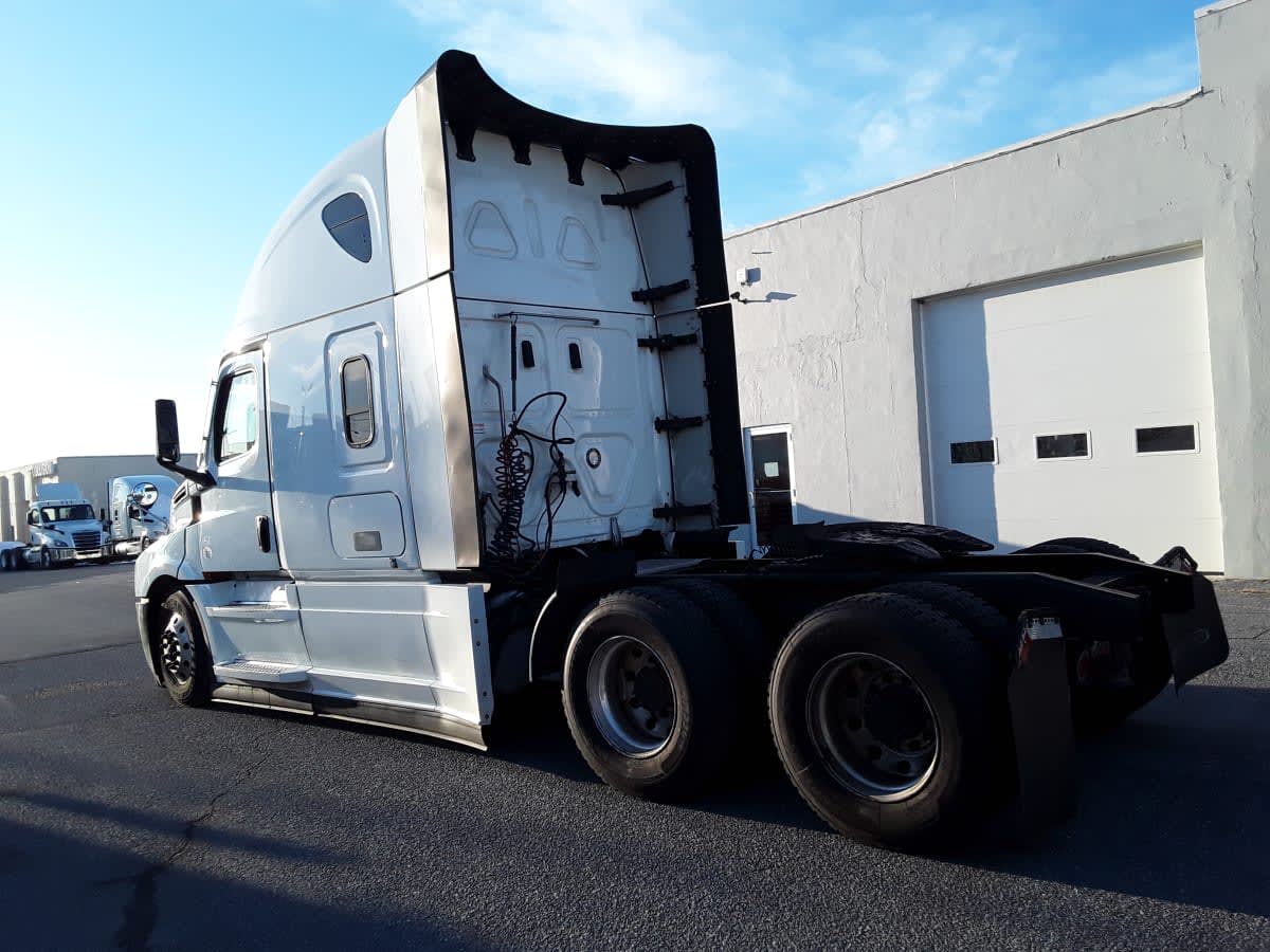 2023 Freightliner Cascadia in Allentown, PA — photo 6