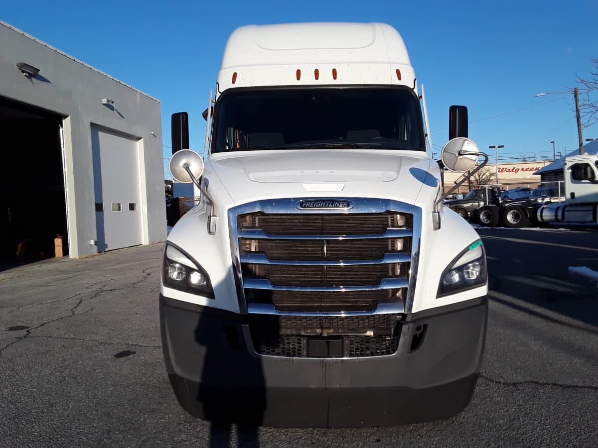 2023 Freightliner Cascadia in Allentown, PA — photo 2