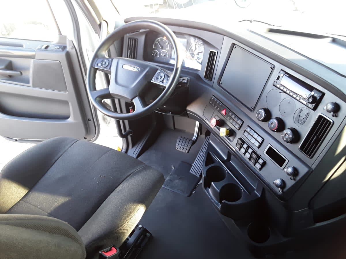 2023 Freightliner Cascadia in Allentown, PA — photo 7