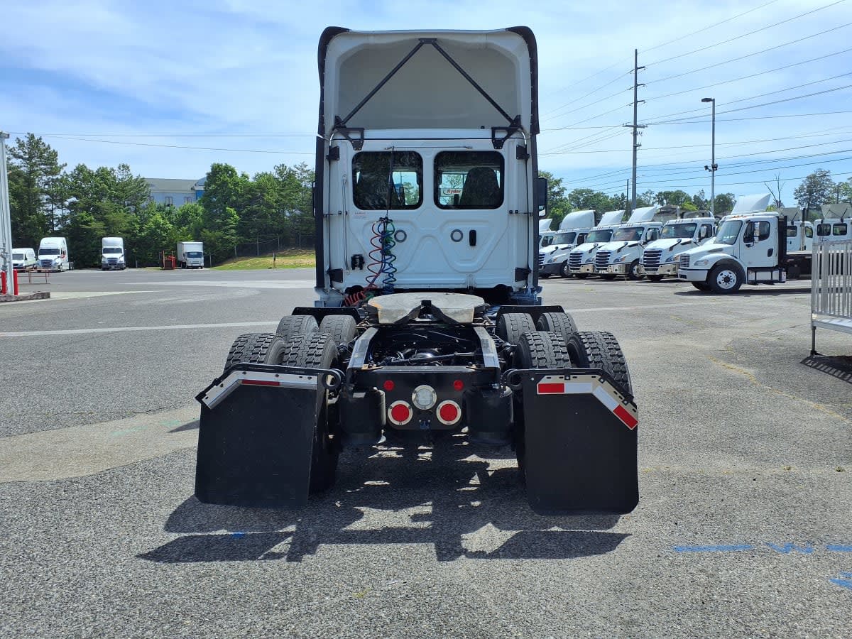 2023 Freightliner Cascadia in Knoxville, TN — photo 5