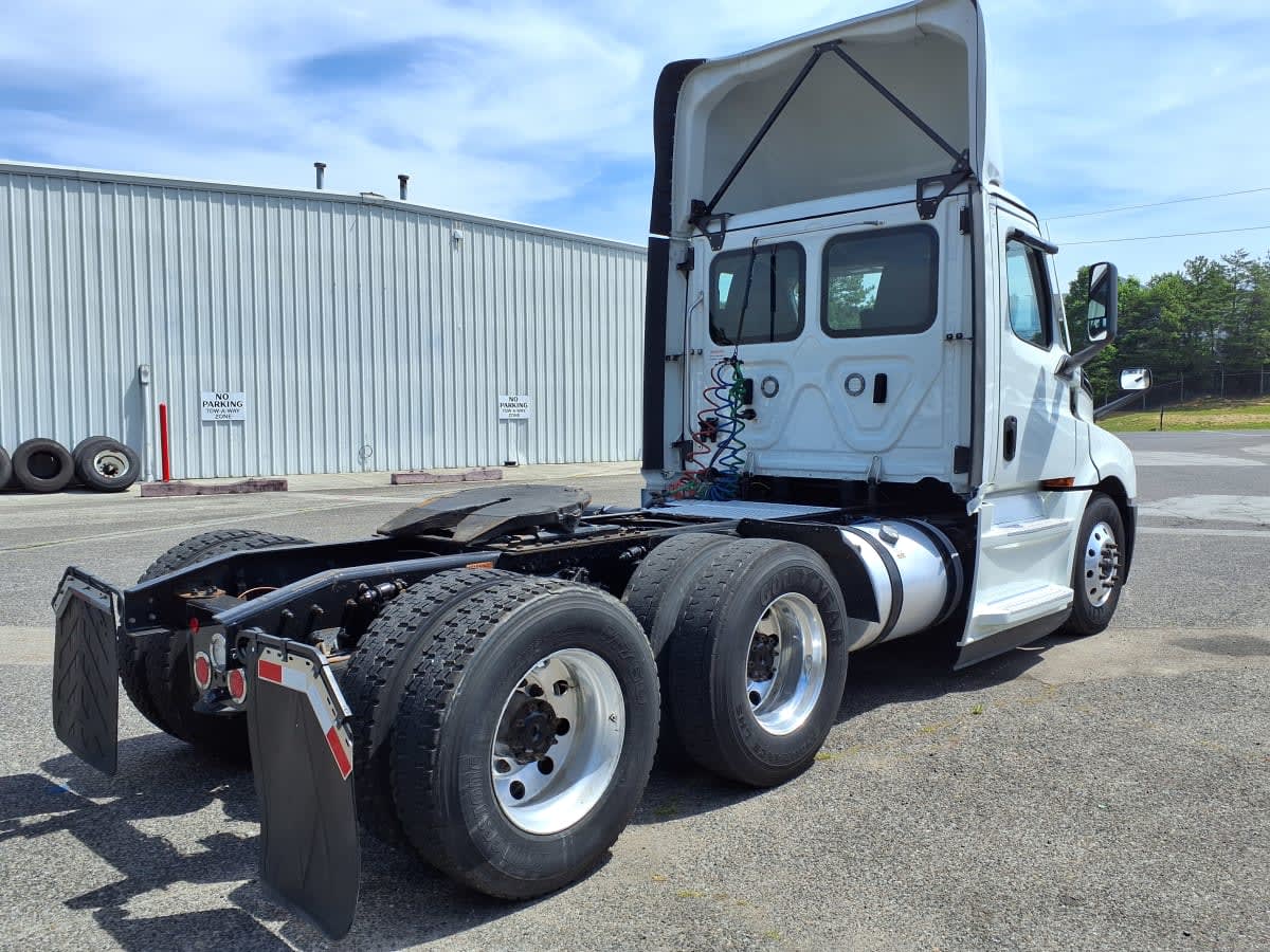 2023 Freightliner Cascadia in Knoxville, TN — photo 4