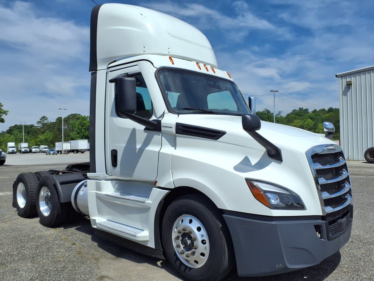 2023 Freightliner Cascadia in Knoxville, TN — photo 3
