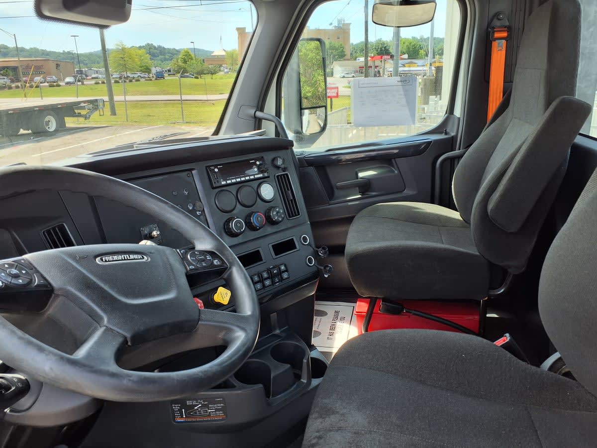 2023 Freightliner Cascadia in Knoxville, TN — photo 7