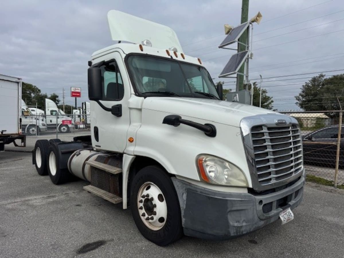 2012 Freightliner Cascadia in Jacksonville, FL — photo 3