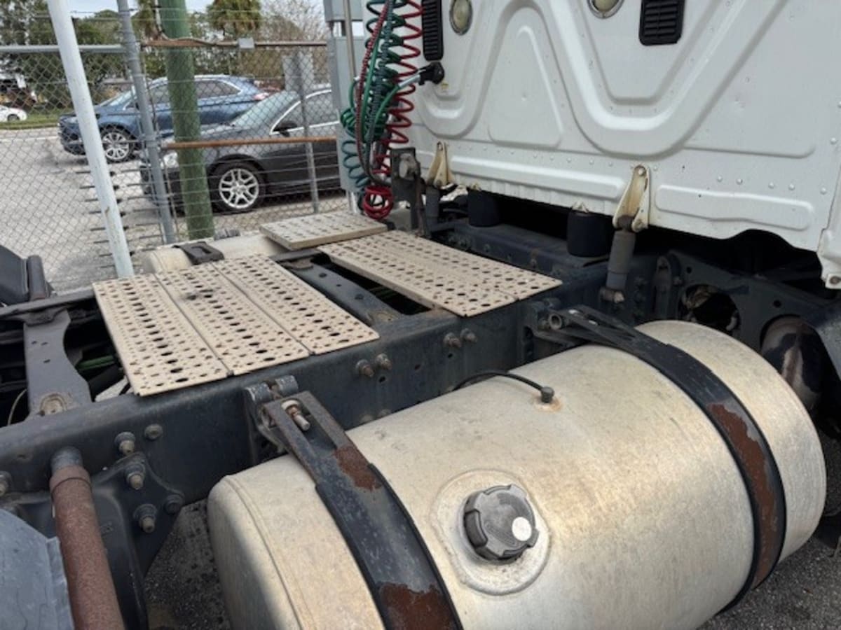 2012 Freightliner Cascadia in Jacksonville, FL — photo 7