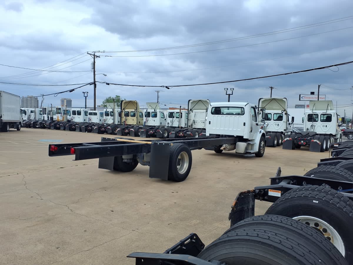 2021 Freightliner M2 106 in Dallas, TX — photo 4