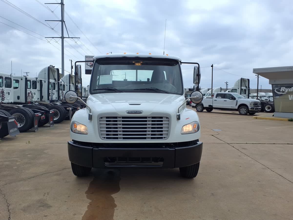 2021 Freightliner M2 106 in Dallas, TX — photo 2