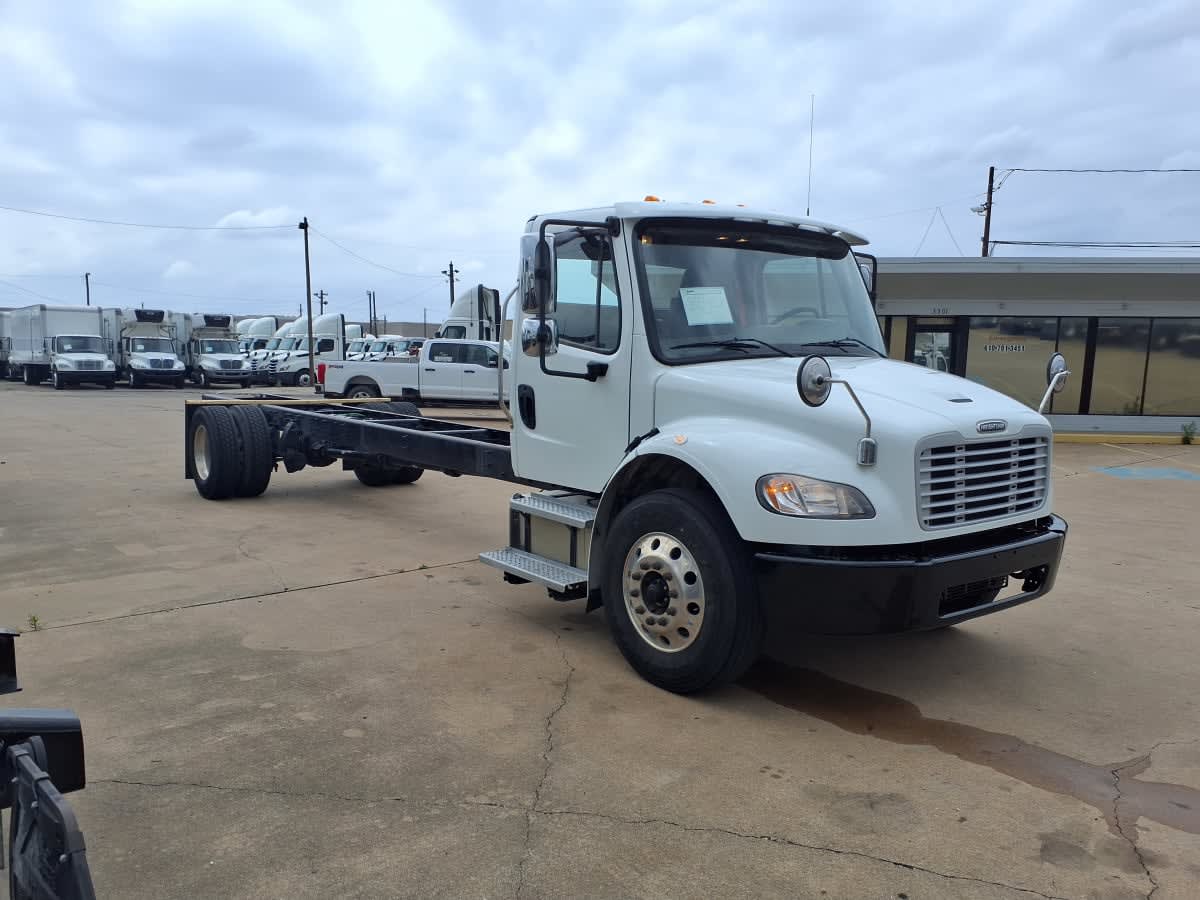 2021 Freightliner M2 106 in Dallas, TX — photo 3