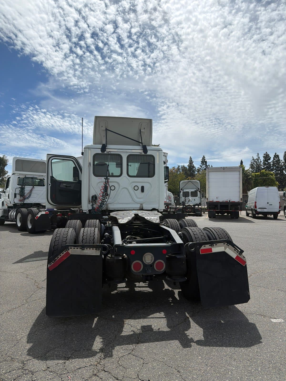 2021 Freightliner Cascadia in Pomona, CA — photo 5