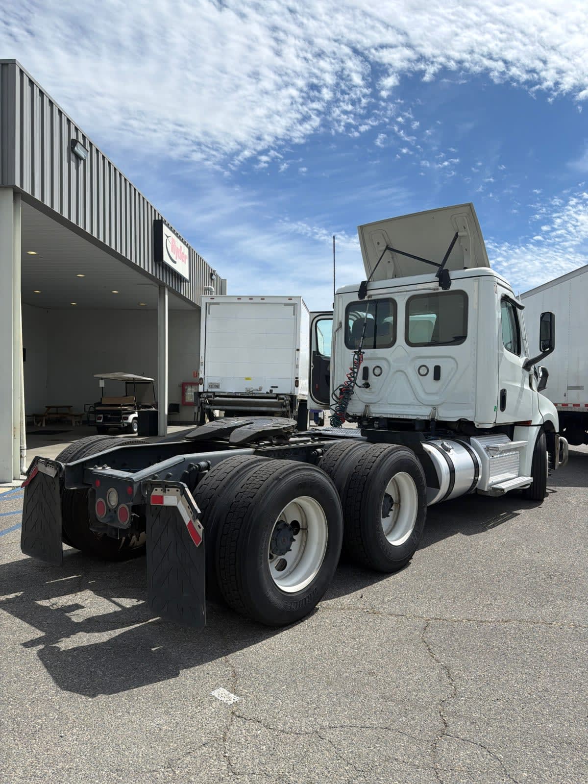 2021 Freightliner Cascadia in Pomona, CA — photo 4