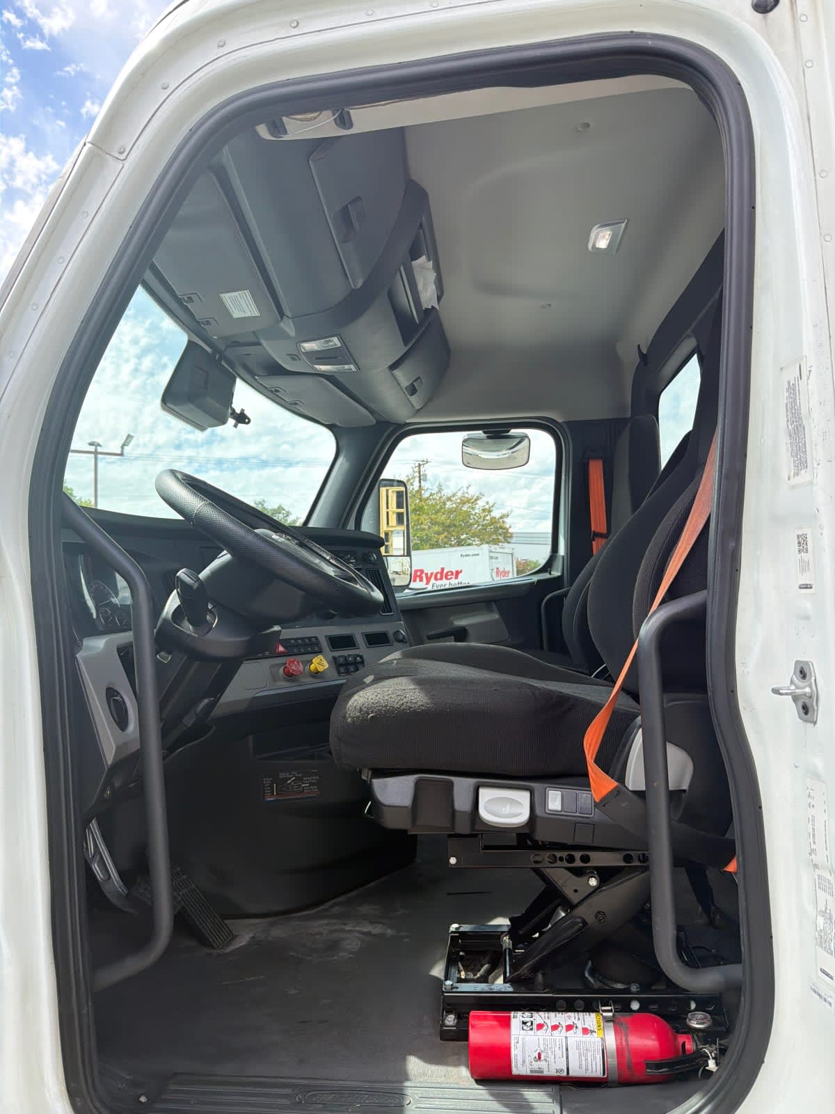 2021 Freightliner Cascadia in Pomona, CA — photo 7