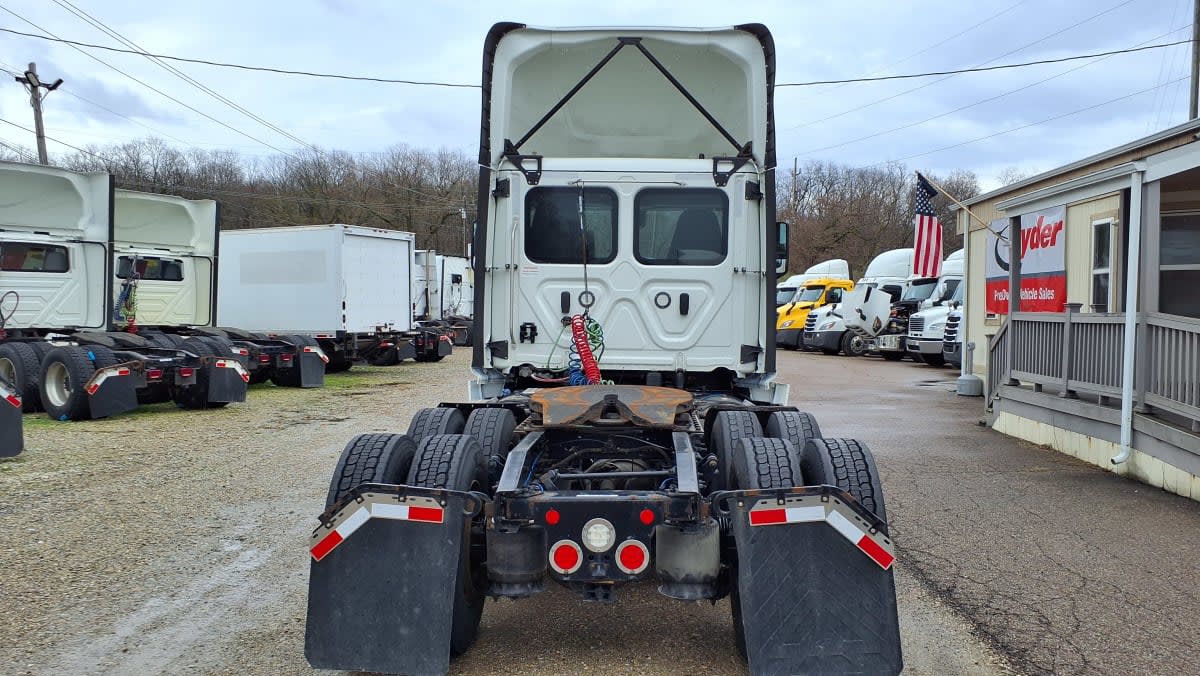 2021 Freightliner Cascadia in West Chester, OH — photo 5