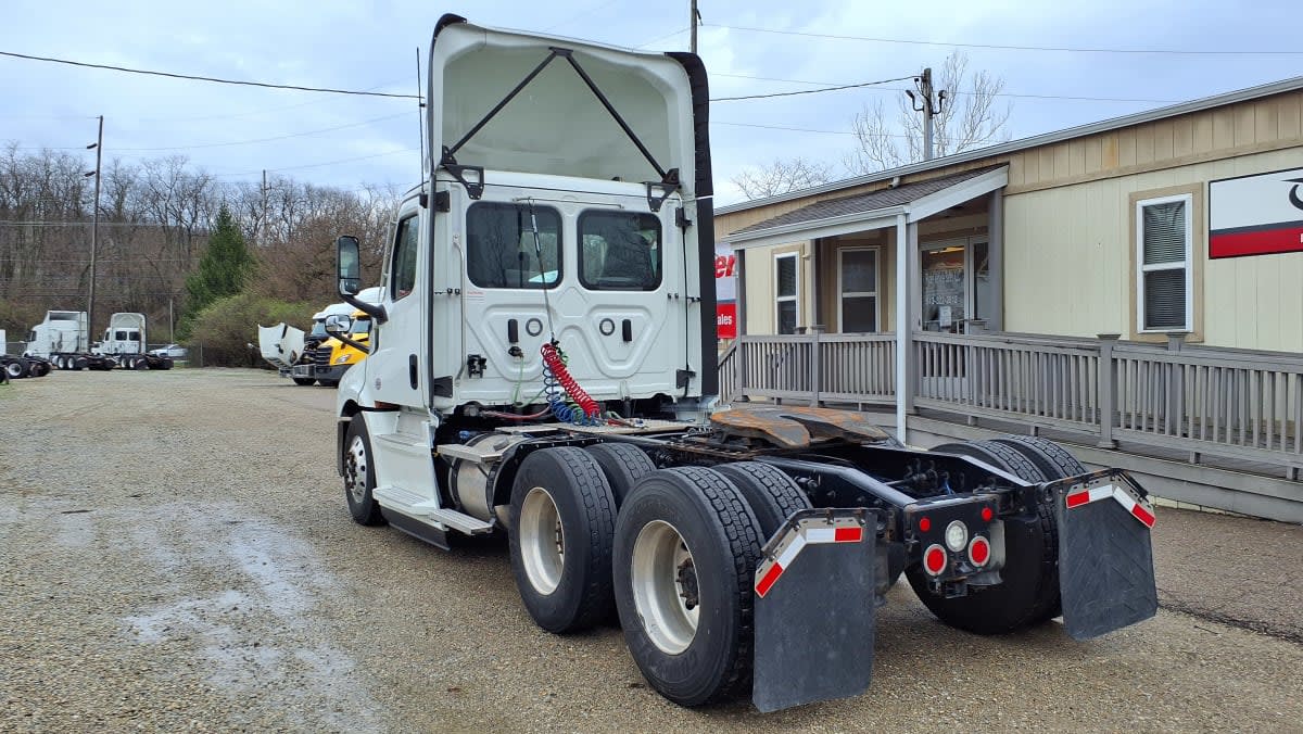2021 Freightliner Cascadia in West Chester, OH — photo 6