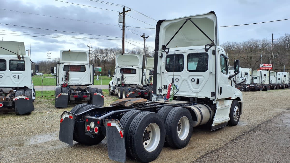 2021 Freightliner Cascadia in West Chester, OH — photo 4