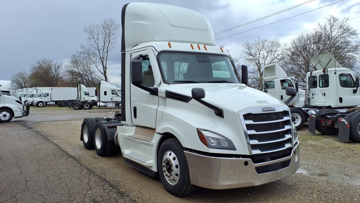 2021 Freightliner Cascadia in West Chester, OH — photo 3