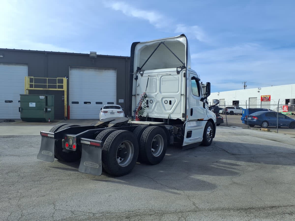 2022 Freightliner Cascadia in Fort Worth, TX — photo 4