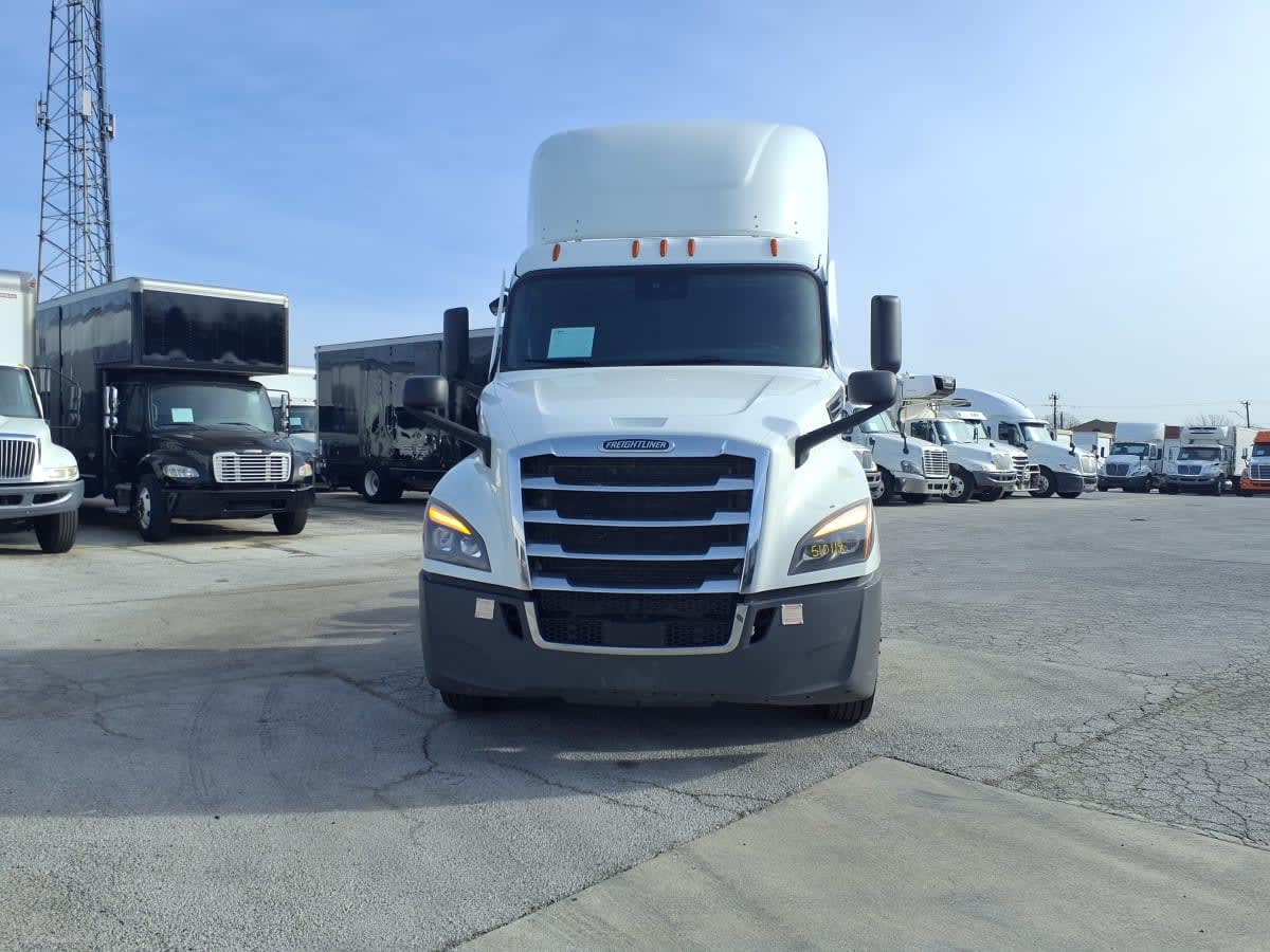 2022 Freightliner Cascadia in Fort Worth, TX — photo 2
