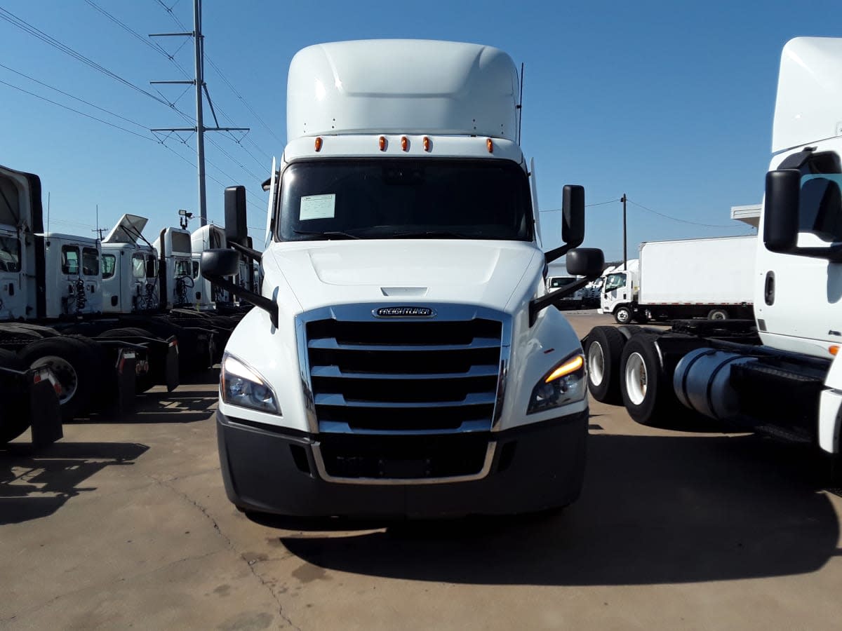 2022 Freightliner Cascadia in Dallas, TX — photo 2