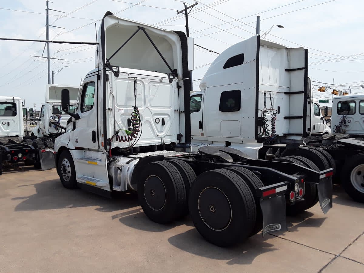 2022 Freightliner Cascadia in Dallas, TX — photo 6