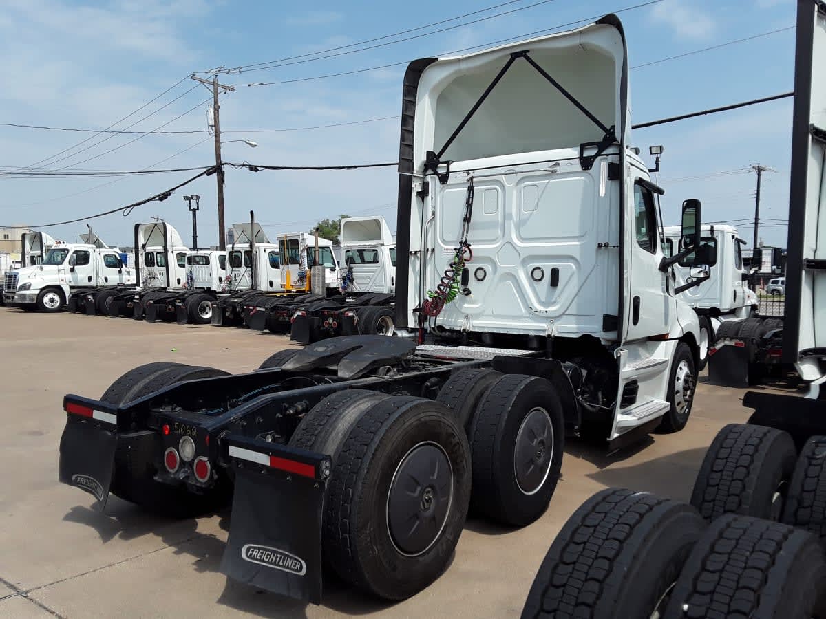 2022 Freightliner Cascadia in Dallas, TX — photo 4