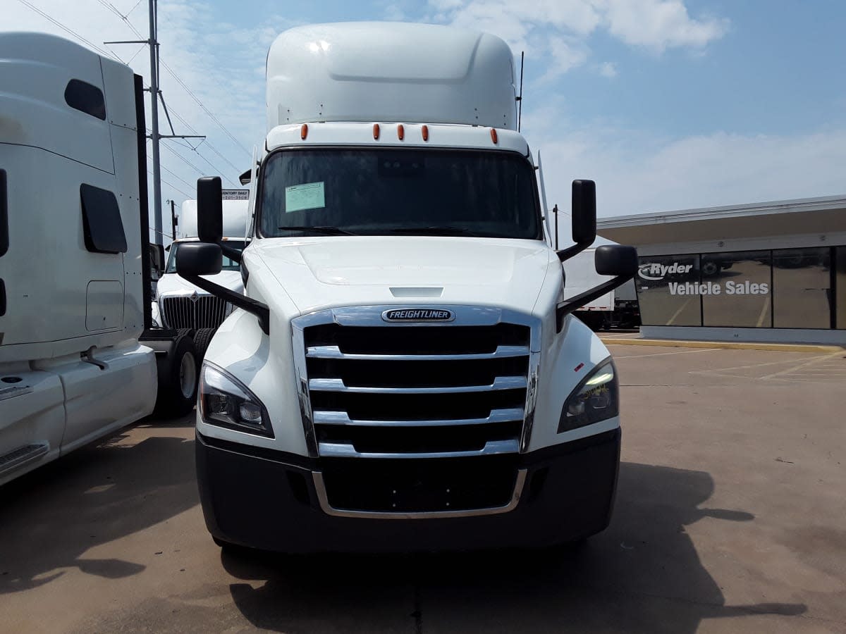 2022 Freightliner Cascadia in Dallas, TX — photo 2