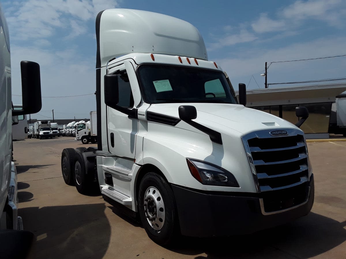 2022 Freightliner Cascadia in Dallas, TX — photo 3