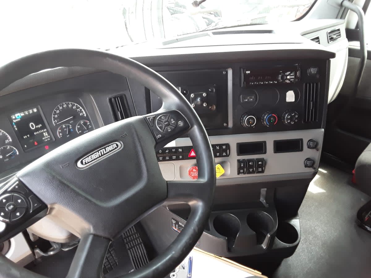 2022 Freightliner Cascadia in Dallas, TX — photo 7