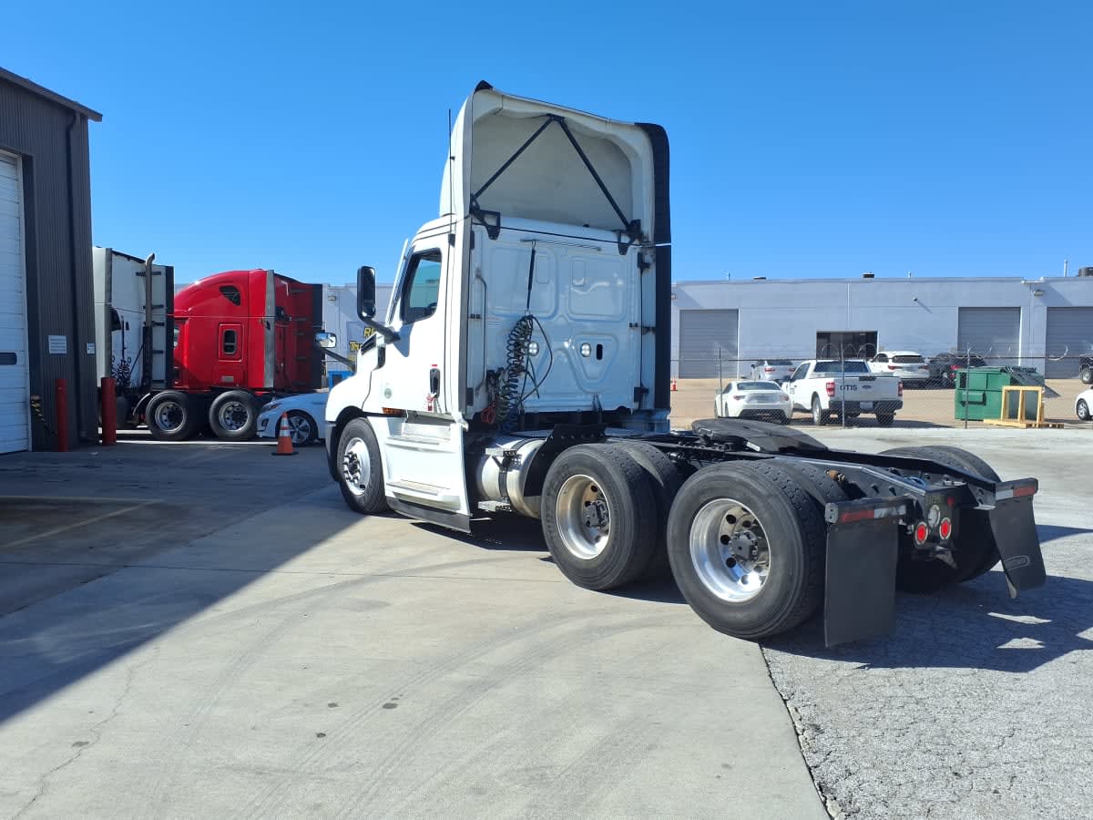 2022 Freightliner Cascadia in Fort Worth, TX — photo 6