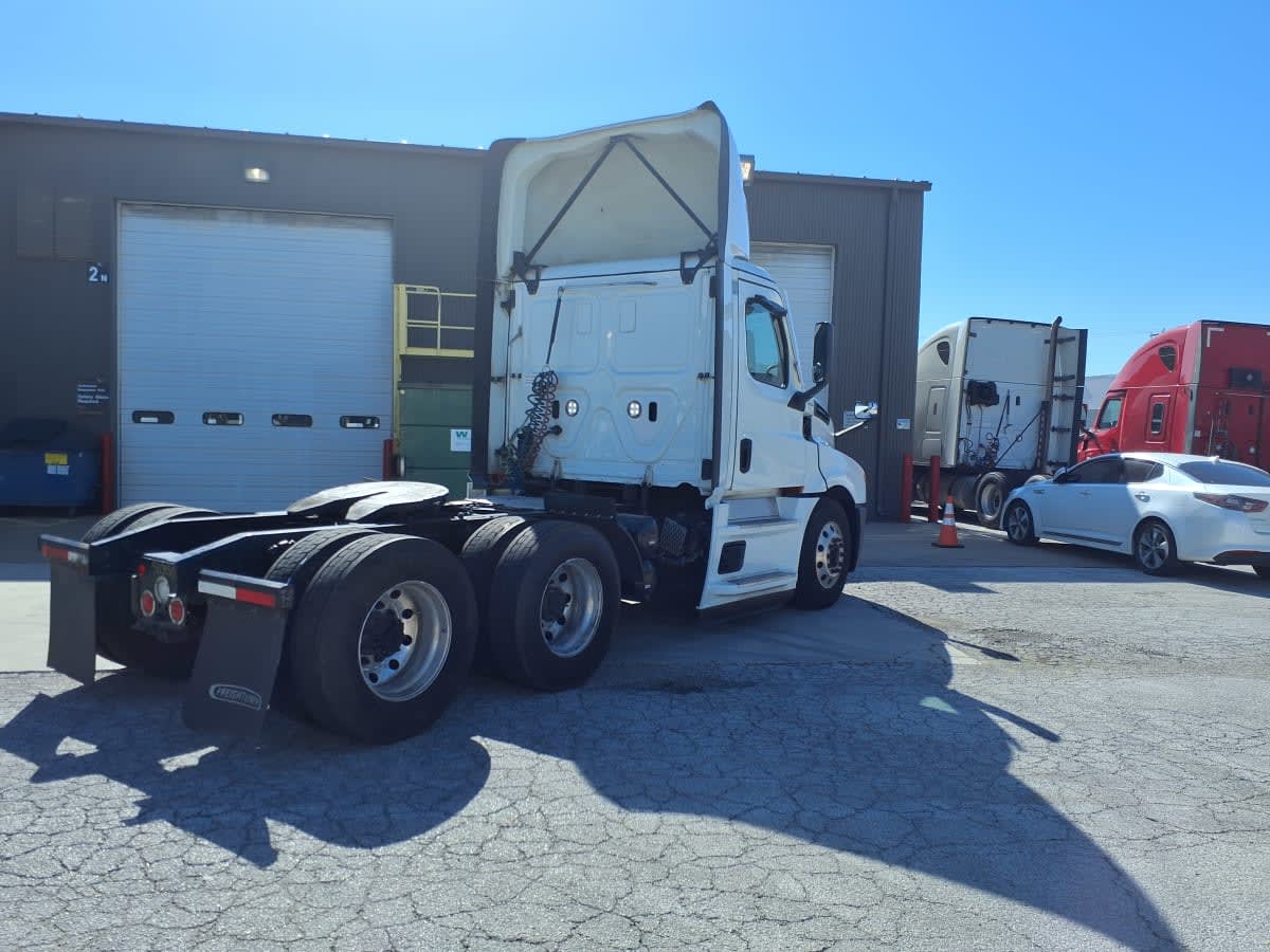 2022 Freightliner Cascadia in Fort Worth, TX — photo 4