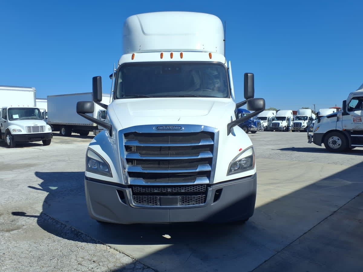 2022 Freightliner Cascadia in Fort Worth, TX — photo 2