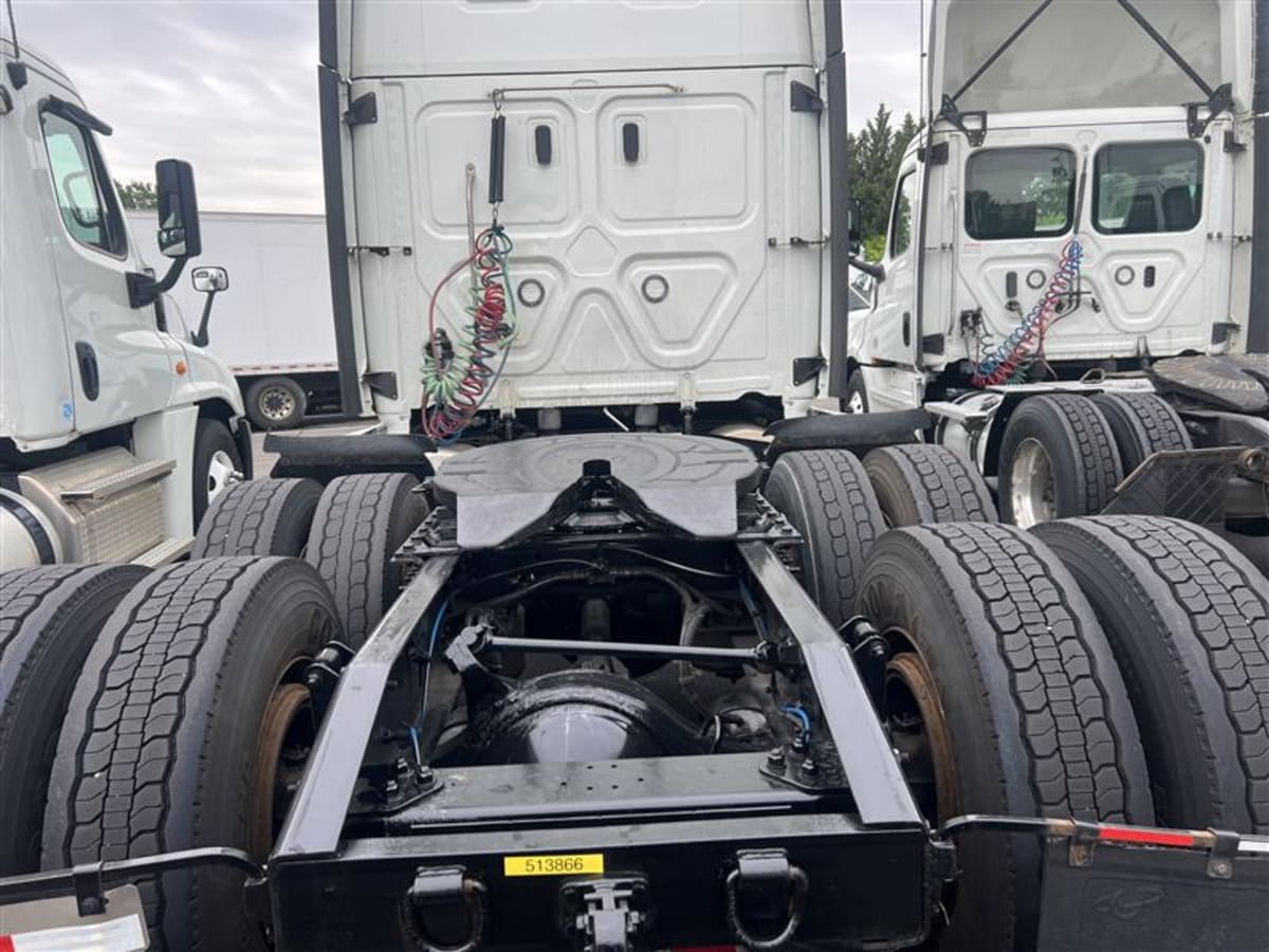 2021 Freightliner Cascadia in Beltsville, MD — photo 5