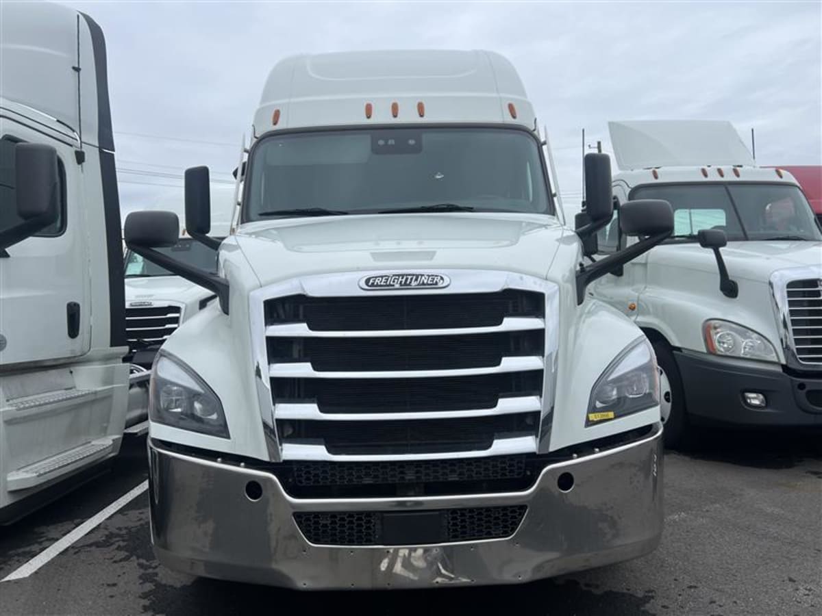 2021 Freightliner Cascadia in Beltsville, MD — photo 2