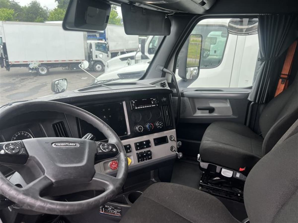 2021 Freightliner Cascadia in Beltsville, MD — photo 7