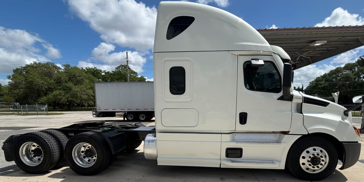 2022 Freightliner Cascadia in Atlanta, GA — photo 5