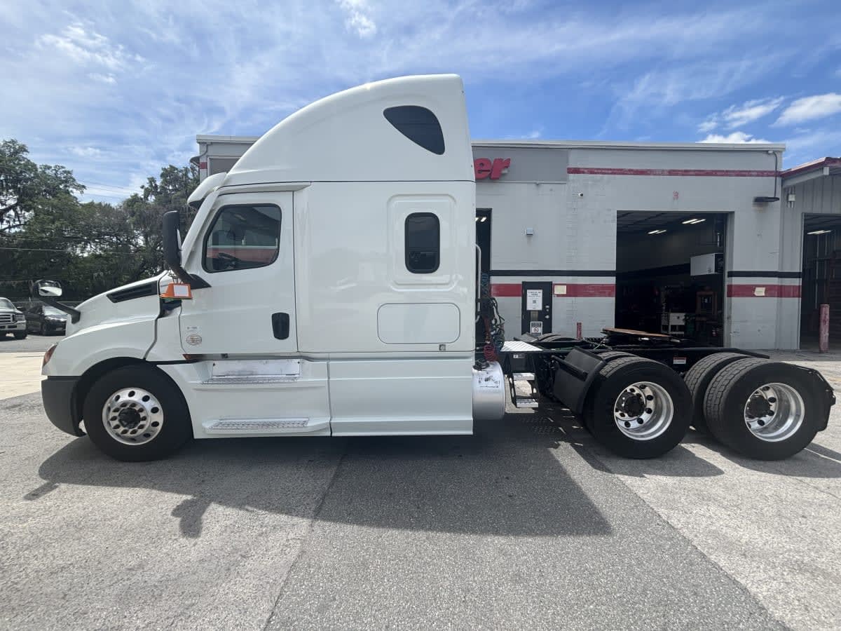 2022 Freightliner Cascadia in Atlanta, GA — photo 4