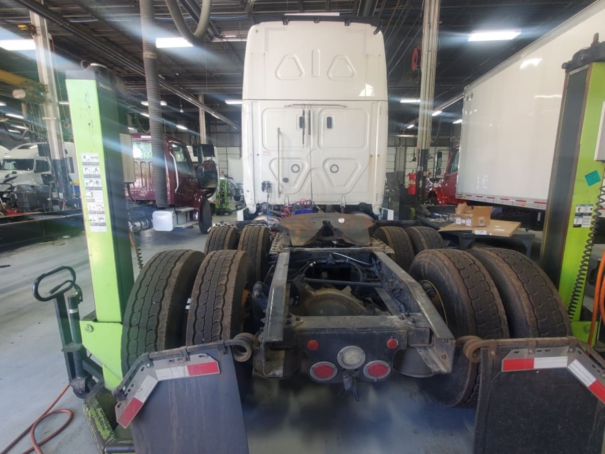 2022 Freightliner Cascadia in Bensalem, PA — photo 5