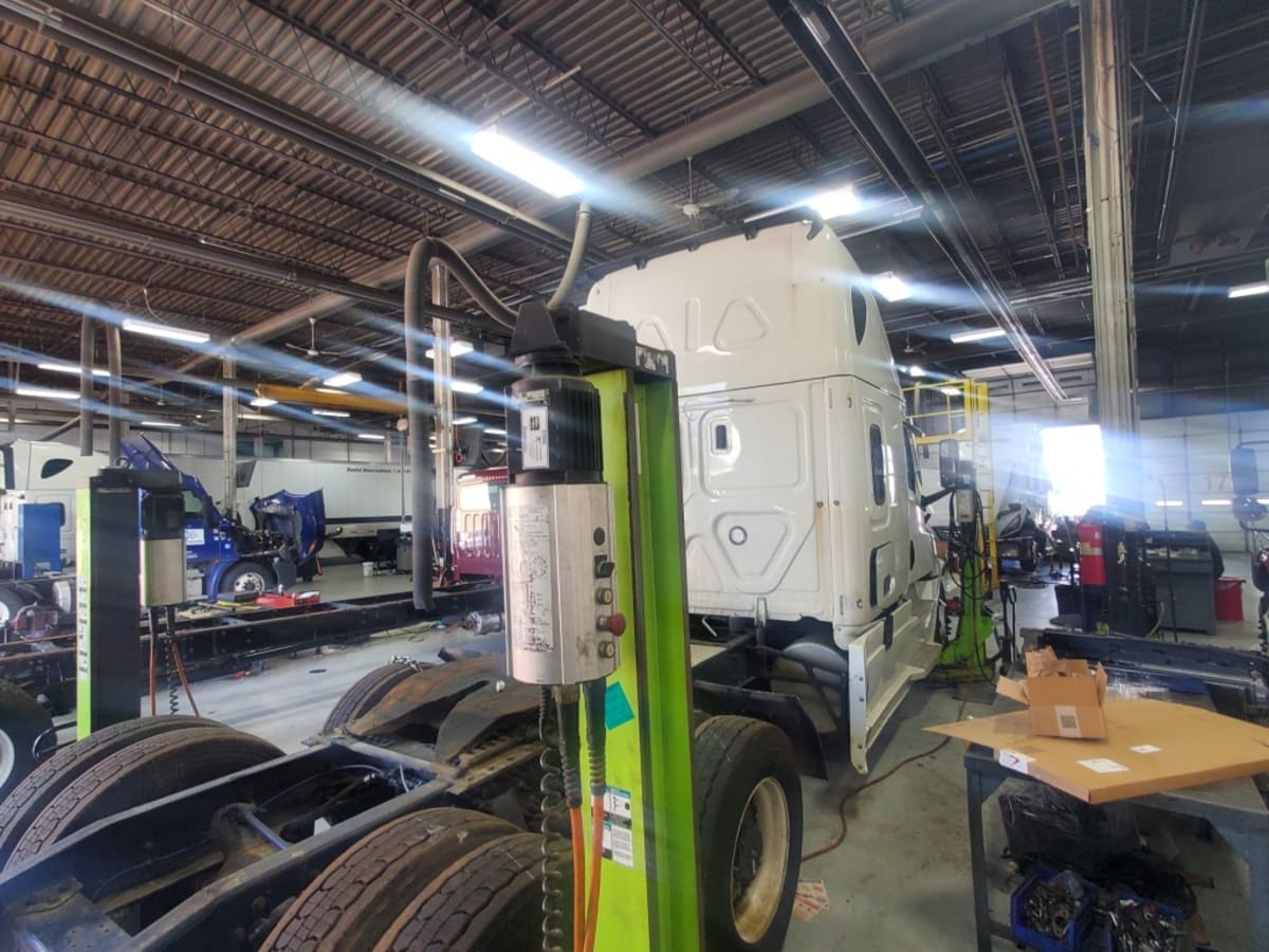 2022 Freightliner Cascadia in Bensalem, PA — photo 6