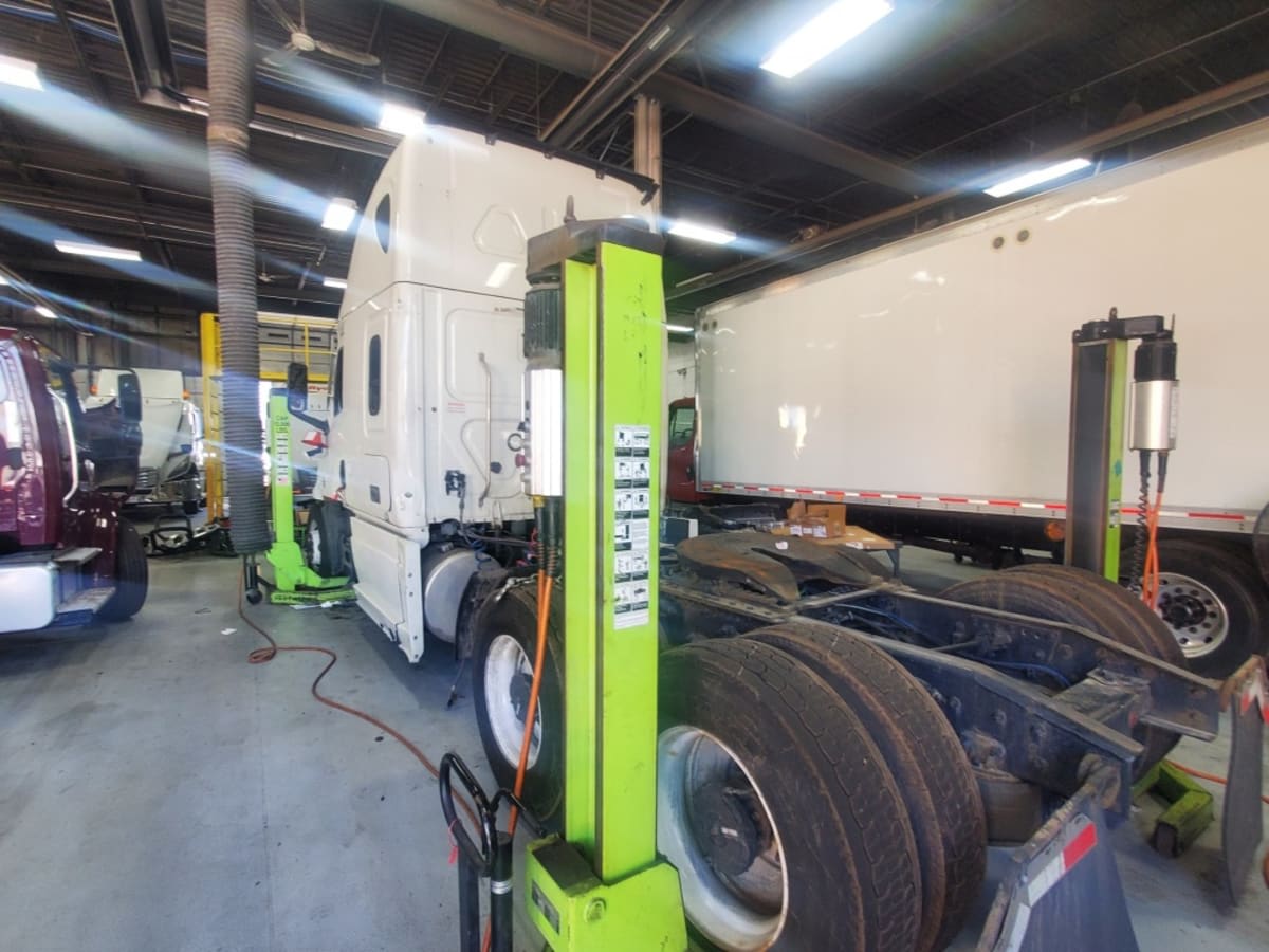 2022 Freightliner Cascadia in Bensalem, PA — photo 4