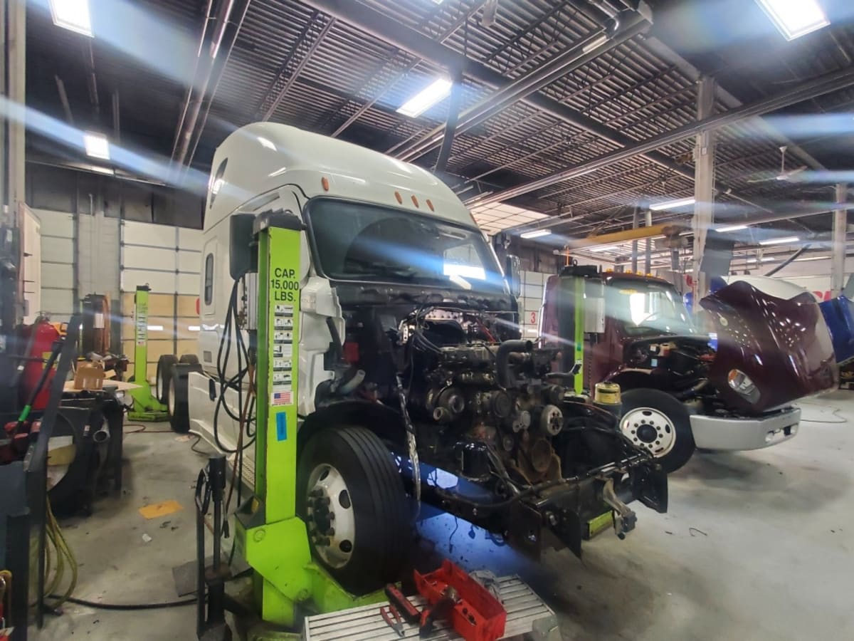 2022 Freightliner Cascadia in Bensalem, PA — photo 3