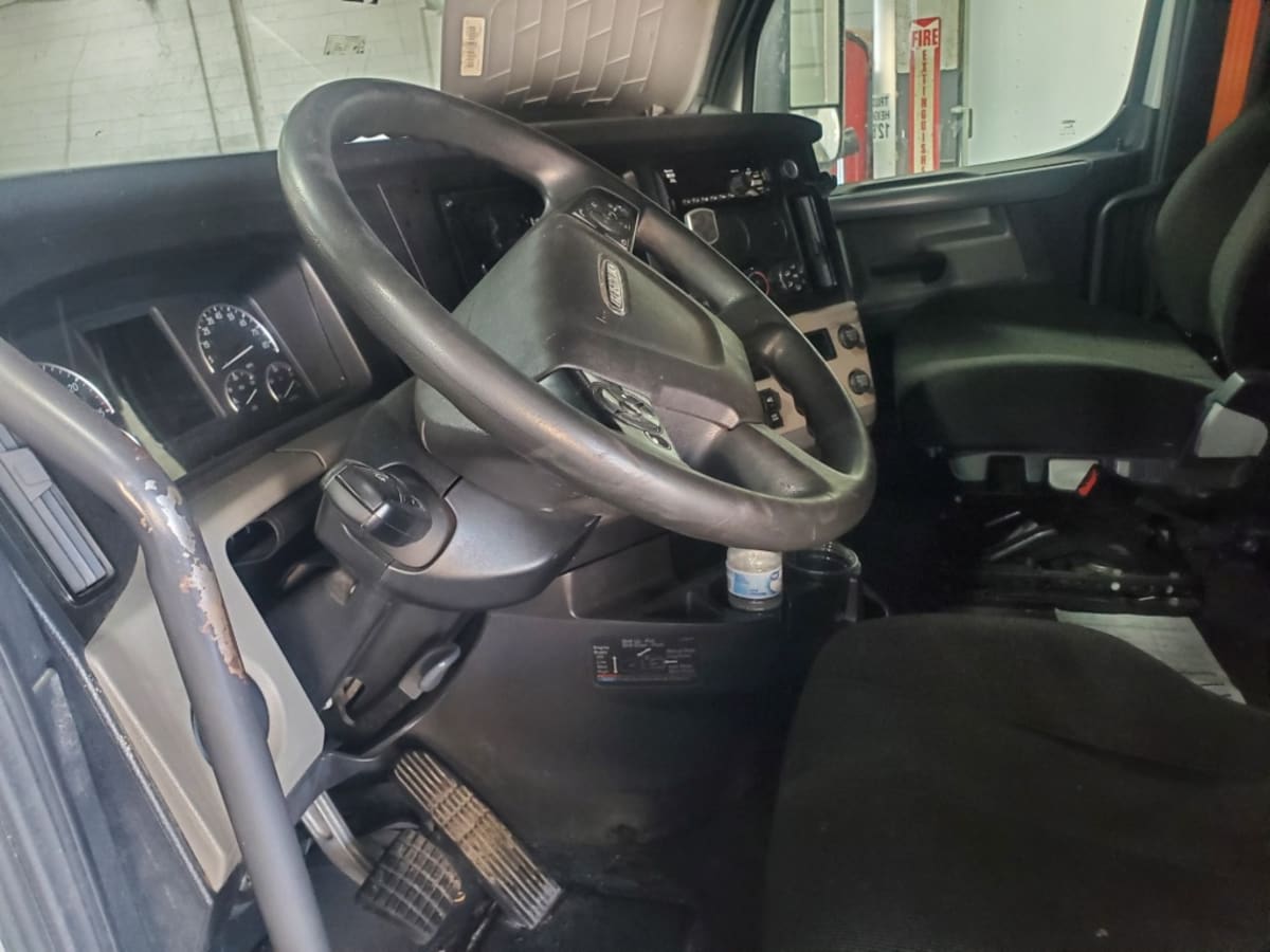 2022 Freightliner Cascadia in Bensalem, PA — photo 8
