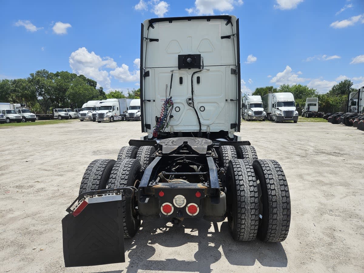 2022 Freightliner Cascadia in Orlando, FL — photo 5