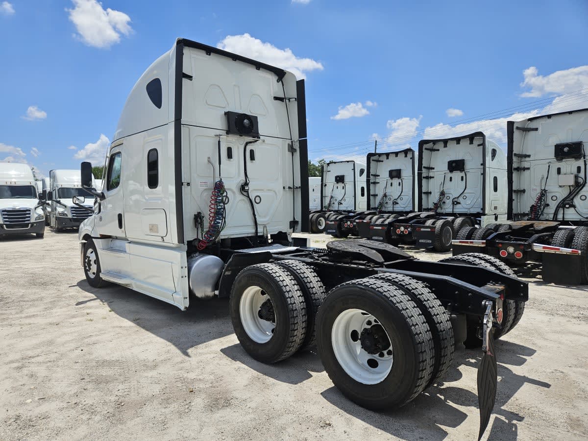 2022 Freightliner Cascadia in Orlando, FL — photo 6
